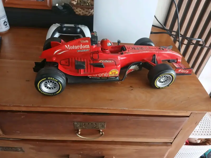 Auto a control remoto de Fórmula 1 rojo - 2