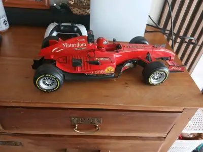 Auto a control remoto de Fórmula 1 rojo - miniatura 2