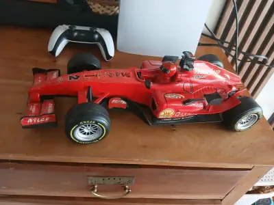 Auto a control remoto de Fórmula 1 rojo - miniatura 3