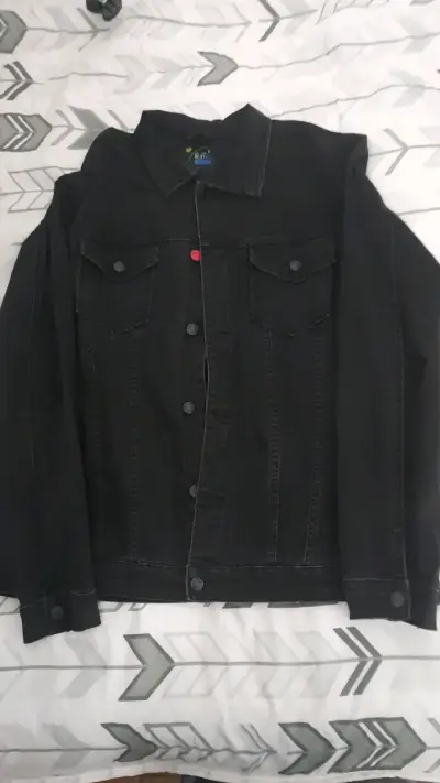 Chaqueta de mezclilla negra con diseño trasero - miniatura 1