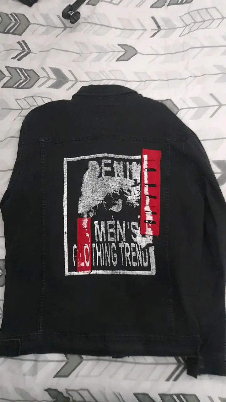 Chaqueta de mezclilla negra con diseño trasero - 2