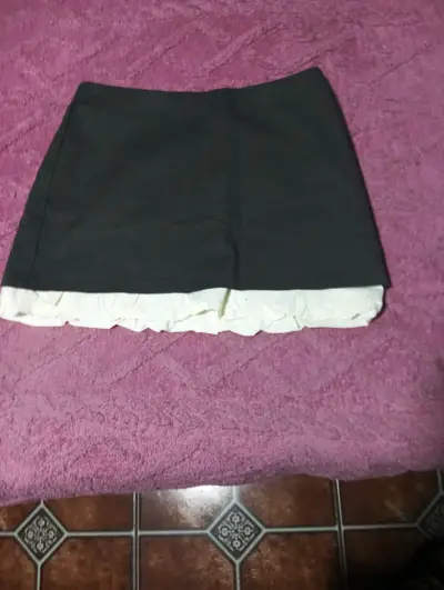 Falda gris con borde blanco - miniatura 1