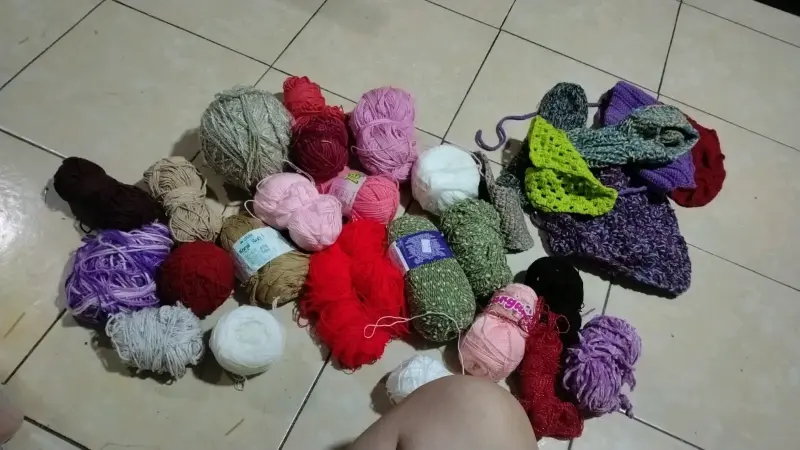 Lote de lanas de colores variados para tejer