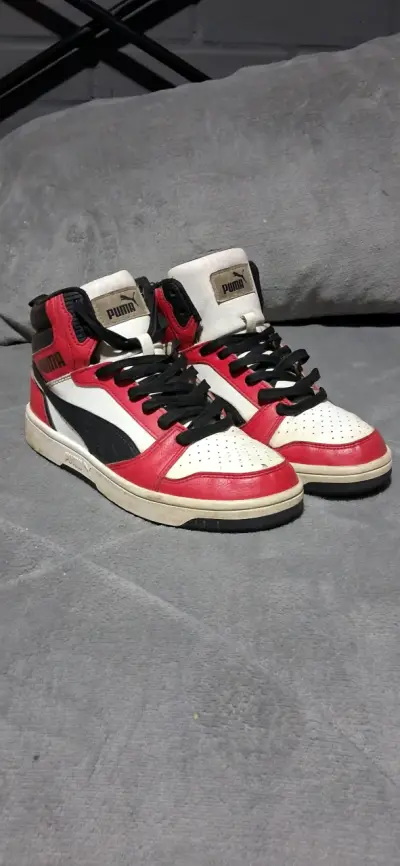 Zapatillas deportivas Puma rojas y blancas - miniatura 1