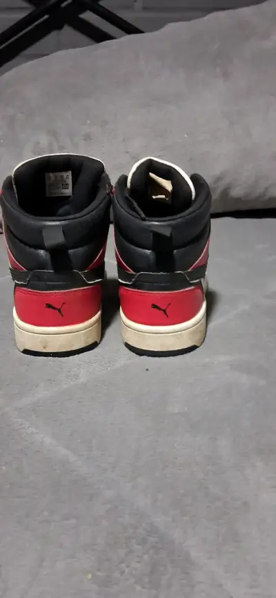 Zapatillas deportivas Puma rojas y blancas - miniatura 2