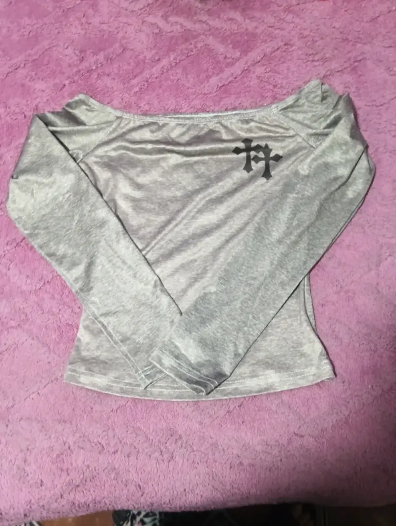 Polera manga larga gris con una Cruz, SheIn