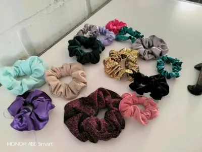 Colección de Scrunchies de Colores Variados - miniatura 1
