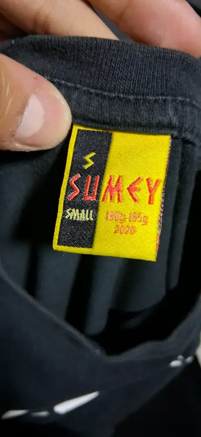 Poleras negras una con un detalle - miniatura 3