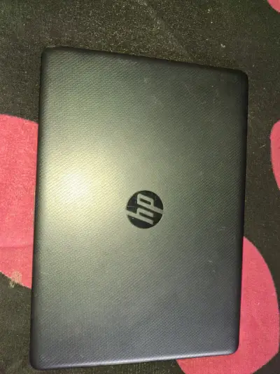 Notebook HP compacto en buen estado - miniatura 1