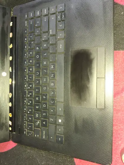 Notebook HP compacto en buen estado - miniatura 2