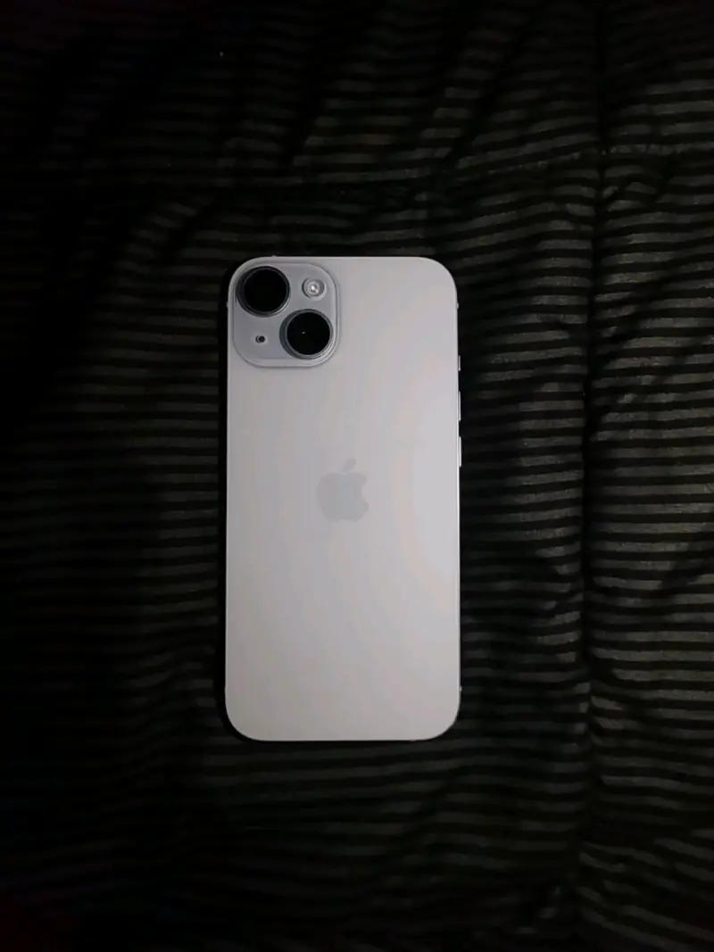 iPhone 15 en buen estado con 128GB - 1