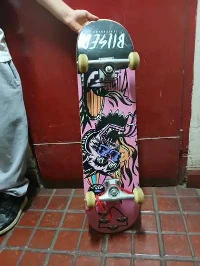 Skateboard Bllessed con diseño gráfico colorido - miniatura 1