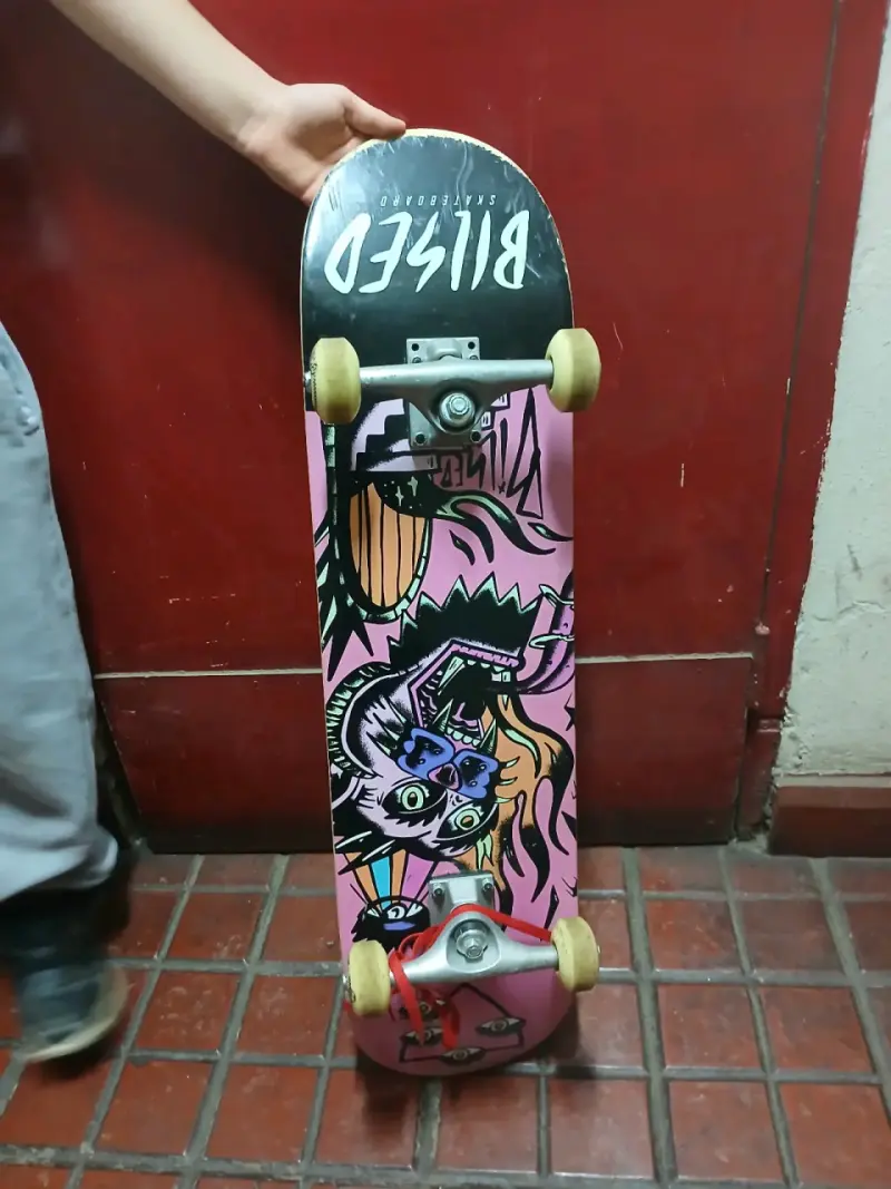 Skateboard Bllessed con diseño gráfico colorido - 2
