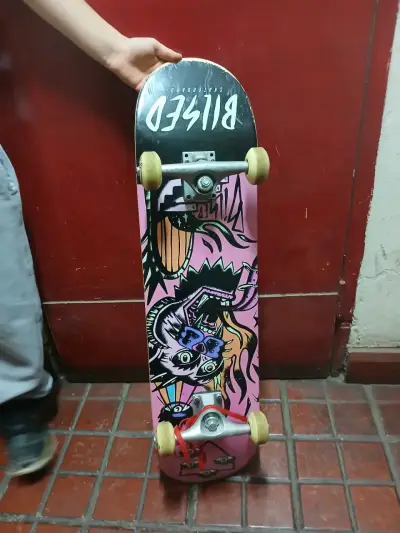Skateboard Bllessed con diseño gráfico colorido - miniatura 2