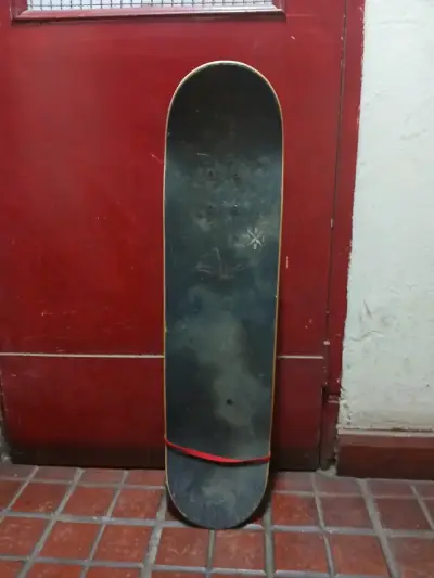Skateboard Bllessed con diseño gráfico colorido - miniatura 3