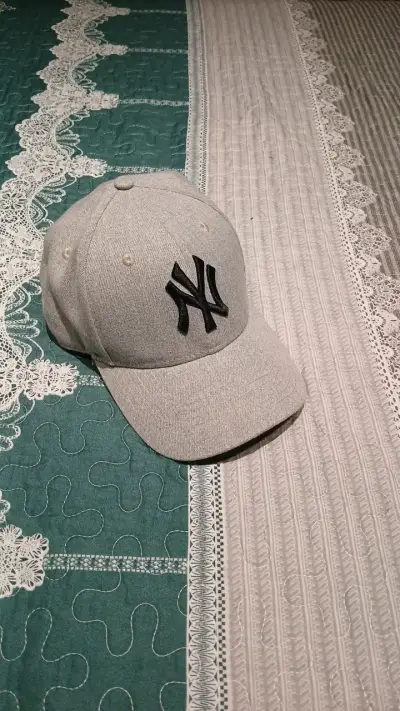 Gorra gris con logo bordado - miniatura 1
