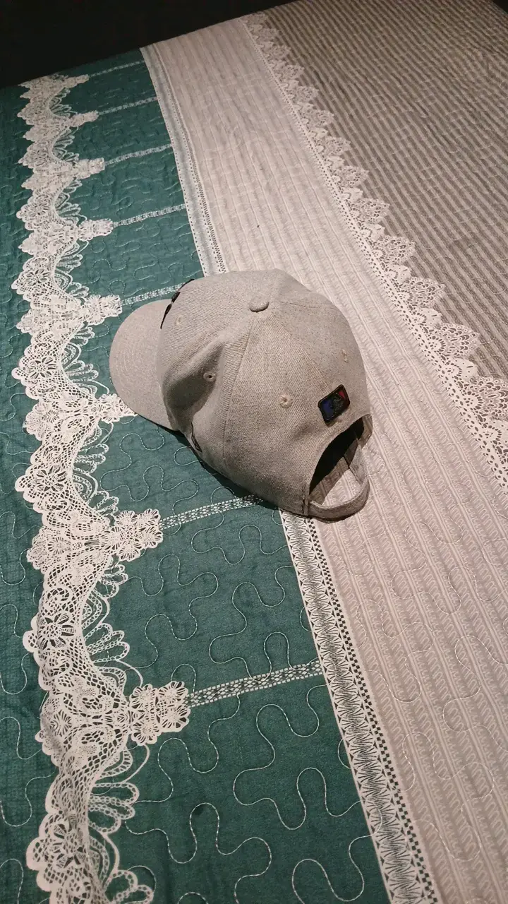 Gorra gris con logo bordado - 3