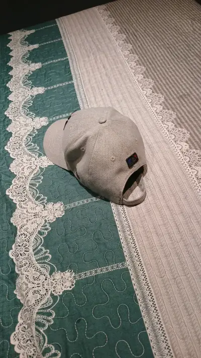 Gorra gris con logo bordado - miniatura 3