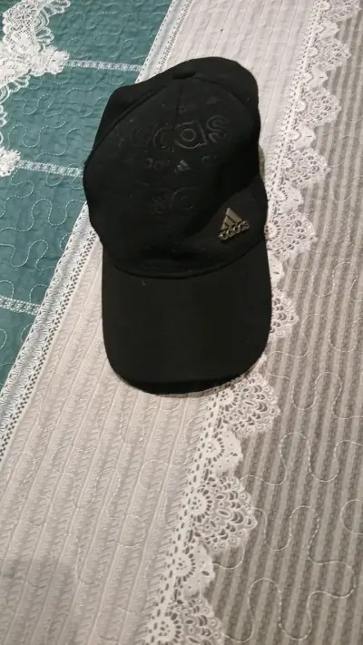Gorra adiddas con logo bordado - miniatura 1