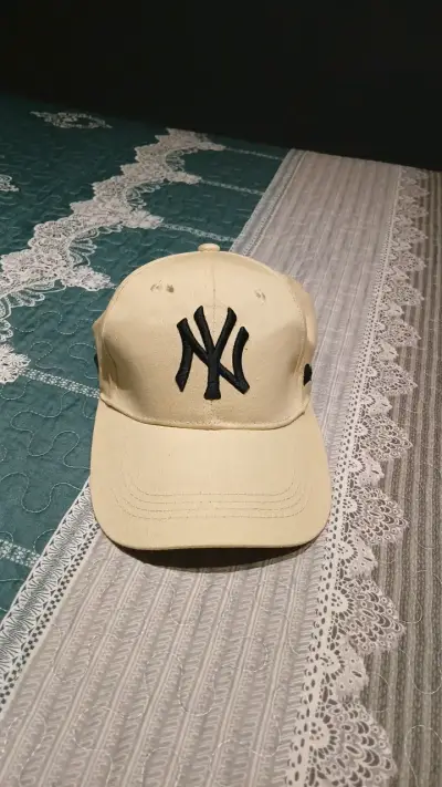 Gorra beige con logo NY bordado - miniatura 1