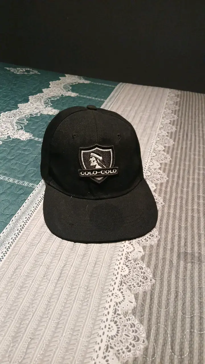 Gorra negra Colo-Colo con logo bordado - 1