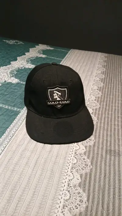 Gorra negra Colo-Colo con logo bordado - miniatura 1
