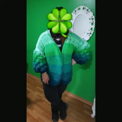 Cardigan tejido a mano en tonos verdes - miniatura 1