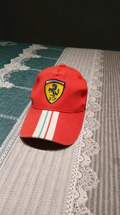 Gorra roja Ferrari con logo bordado - miniatura 1