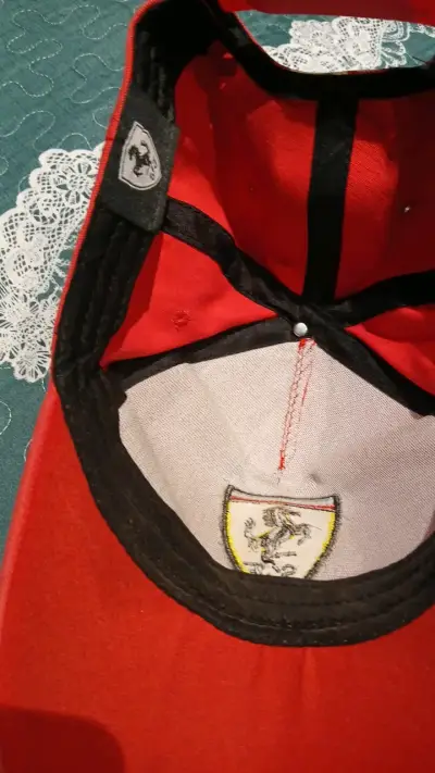 Gorra roja Ferrari con logo bordado - miniatura 2