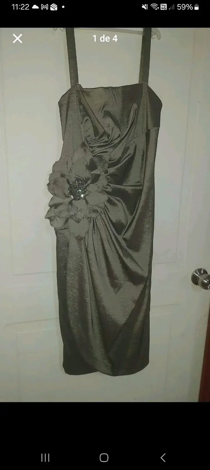 Vestido de fiesta gris con chaqueta y flor decorat