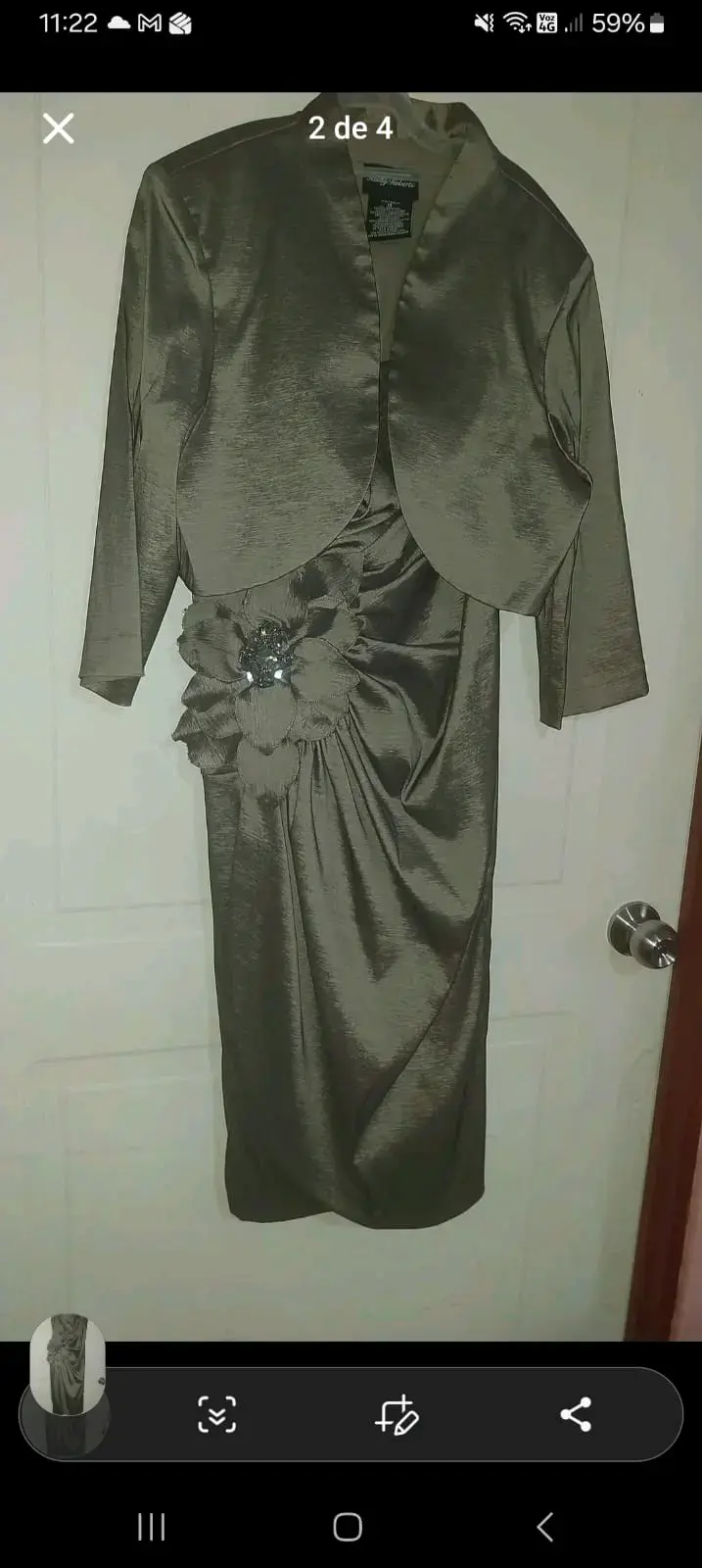 Vestido de fiesta gris con chaqueta y flor decorat - 2