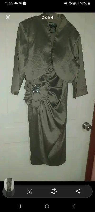 Vestido de fiesta gris con chaqueta y flor decorat - miniatura 2
