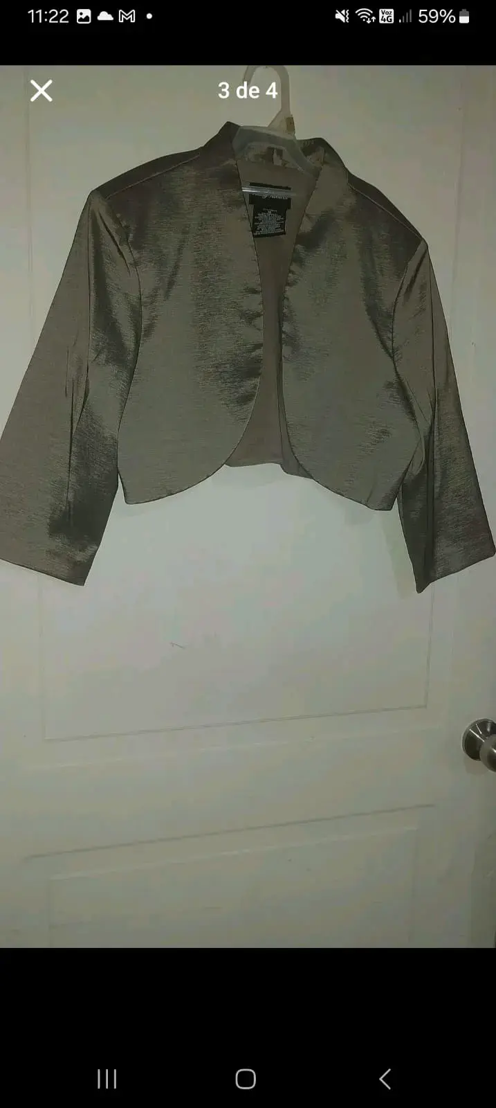 Vestido de fiesta gris con chaqueta y flor decorat - 3