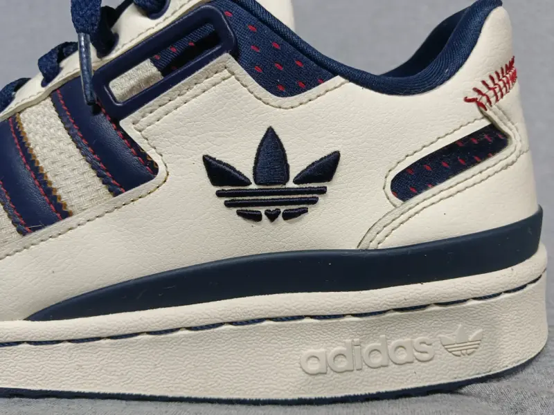 Zapatillas deportivas Adidas blancas y azules - 4