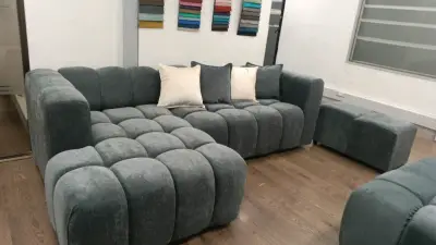 Sofá modular gris con cojines decorativos - miniatura 1