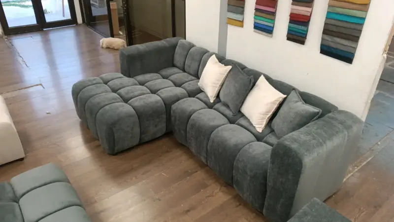Sofá modular gris con cojines decorativos - 2