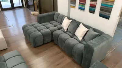 Sofá modular gris con cojines decorativos - miniatura 2