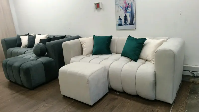 Sofá modular gris con cojines decorativos - 3
