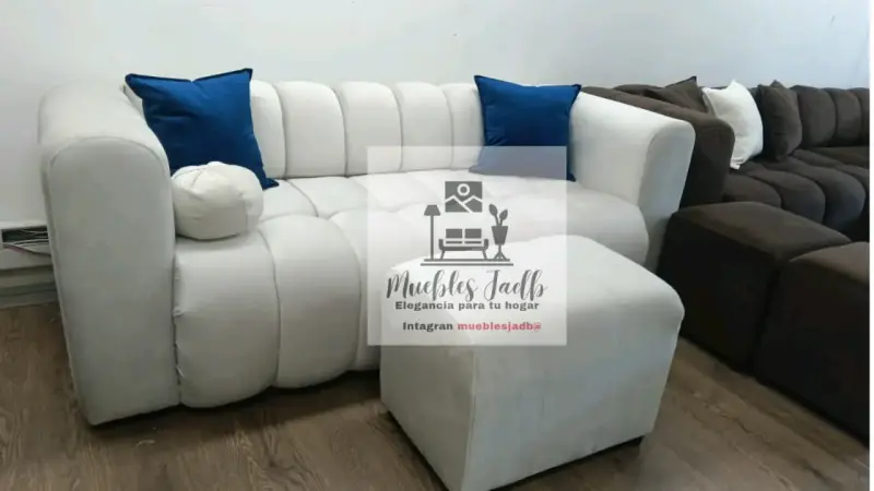 Sofá modular gris con cojines decorativos - 4