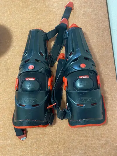 Rodilleras de protección para moto negras - miniatura 3