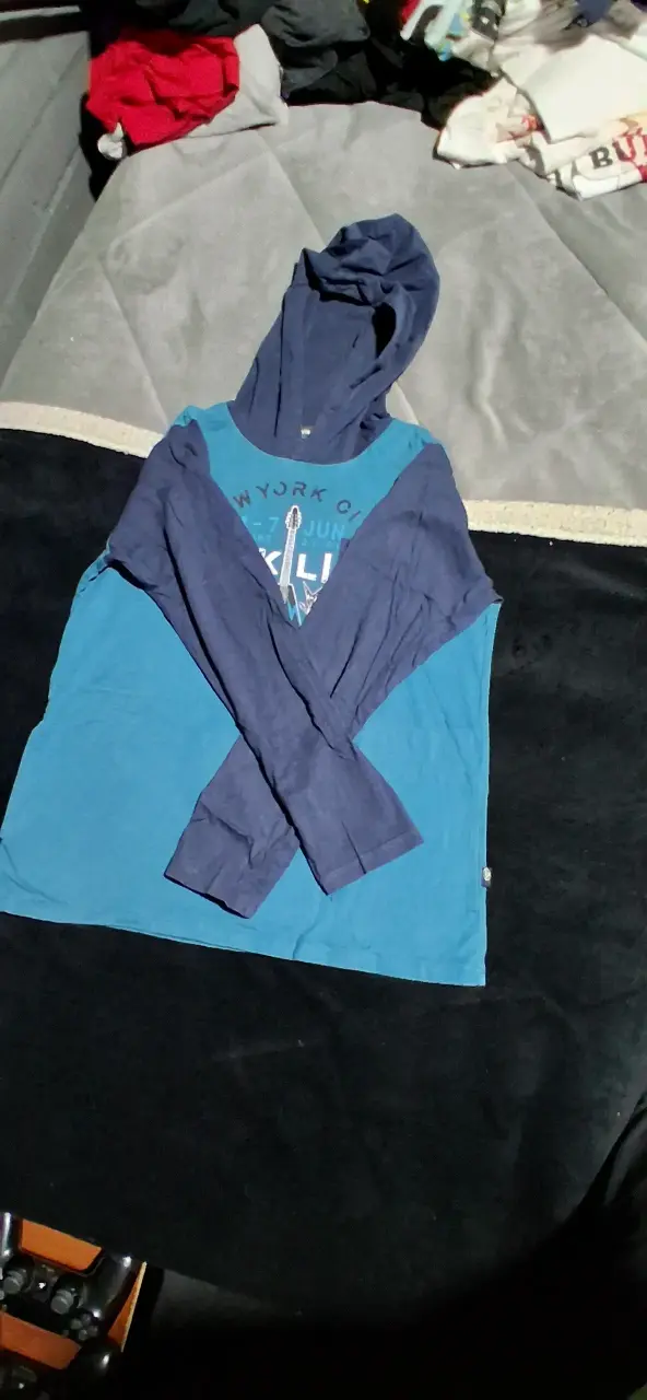 Polera con capucha azul para hombre marca Montaña - 1