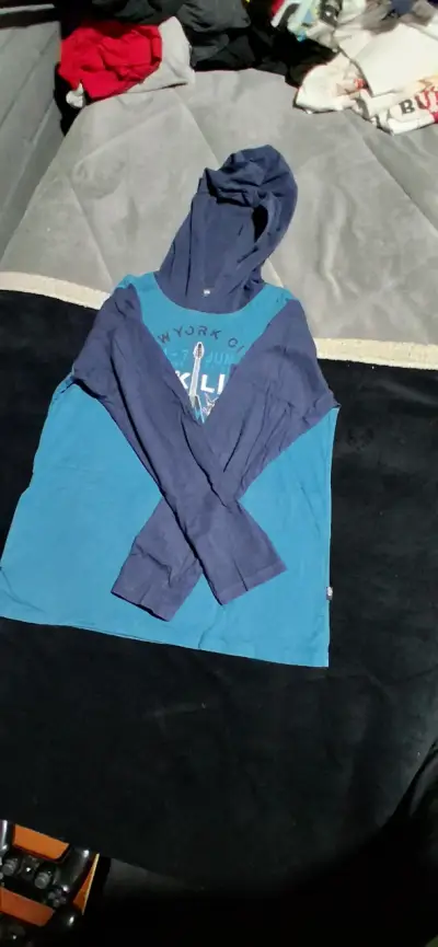 Polera con capucha azul para hombre marca Montaña - miniatura 1
