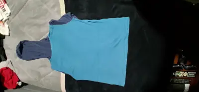 Polera con capucha azul para hombre marca Montaña - miniatura 2