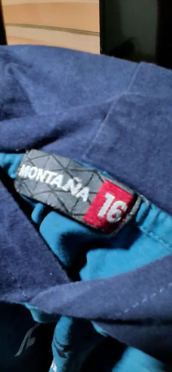 Polera con capucha azul para hombre marca Montaña - 3