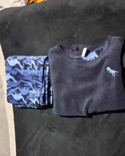 Pijama infantil azul con diseño de dinosaurios - miniatura 1