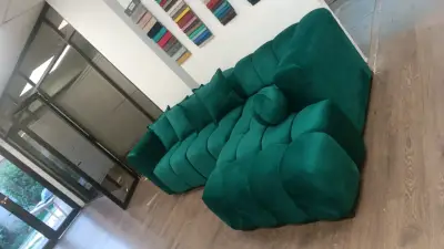 Sofá seccional moderno verde esmeralda - miniatura 1