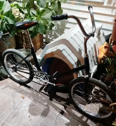 Bicicleta plegable urbana negra en buen estado - miniatura 2