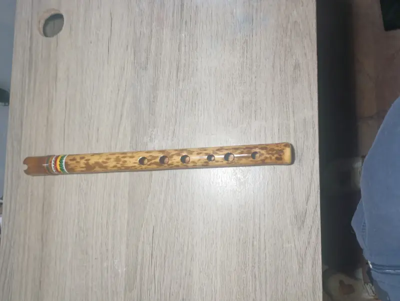 Quena de caña artesanal con diseño étnico