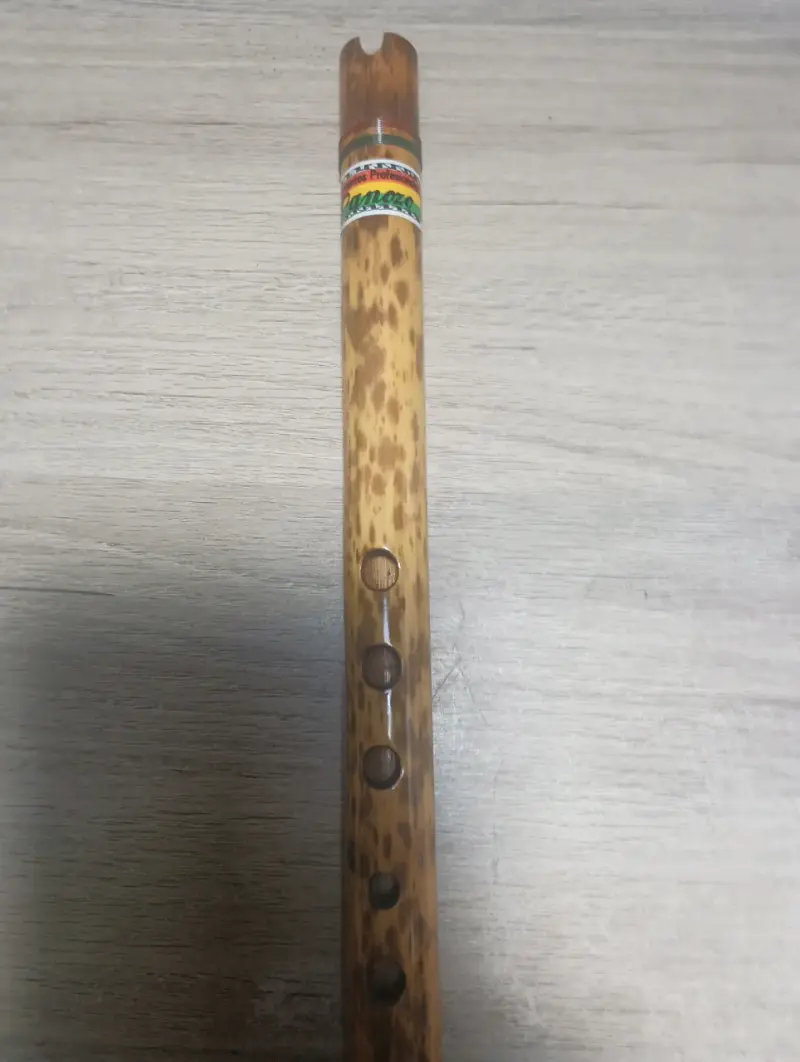 Quena de caña artesanal con diseño étnico - 3