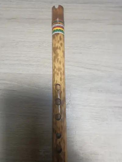 Quena de caña artesanal con diseño étnico - miniatura 3